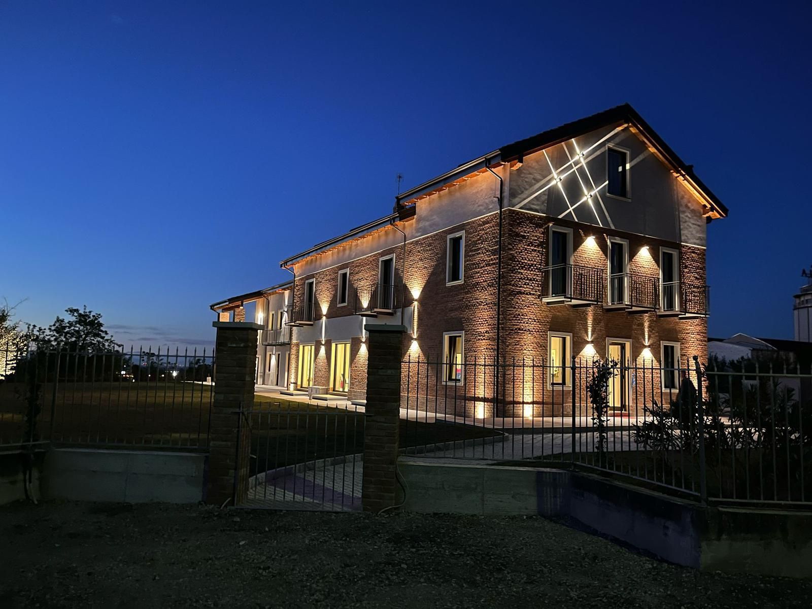 Un grande edificio in mattoni è illuminato di notte