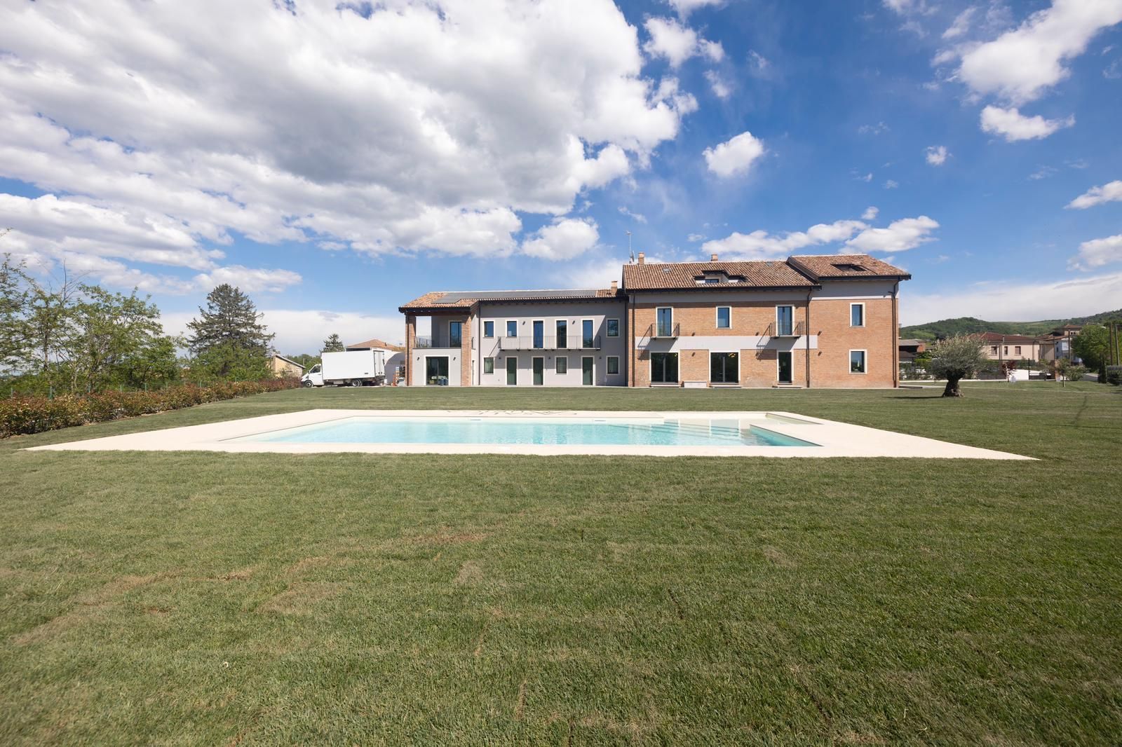Una grande casa con una piscina di fronte