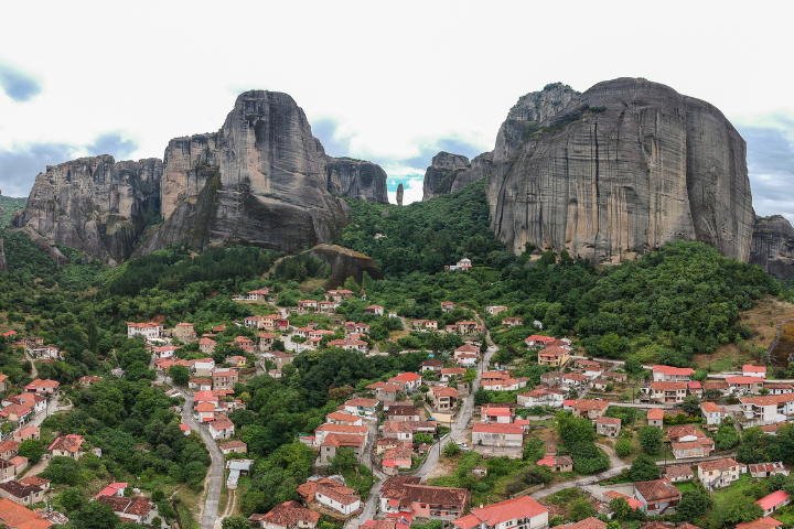 Kalambaka town beneath the towering cliffs of Meteora