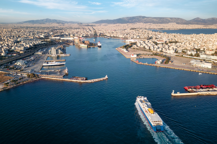 Vista aérea del puerto de El Pireo con transbordadores atracados en el puerto.