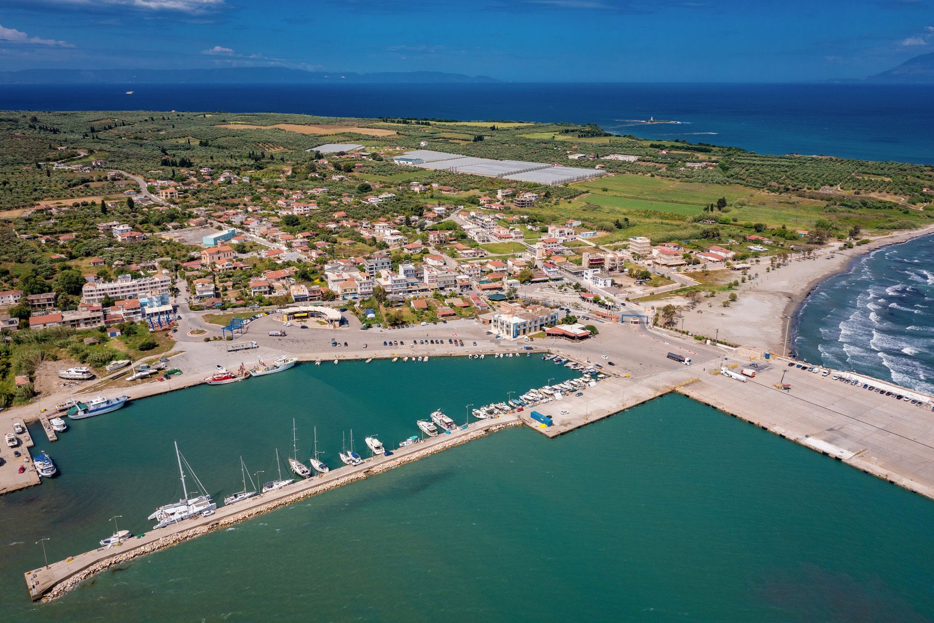 Vista aérea de un importante puerto griego utilizado para conexiones de ferry de larga distancia.