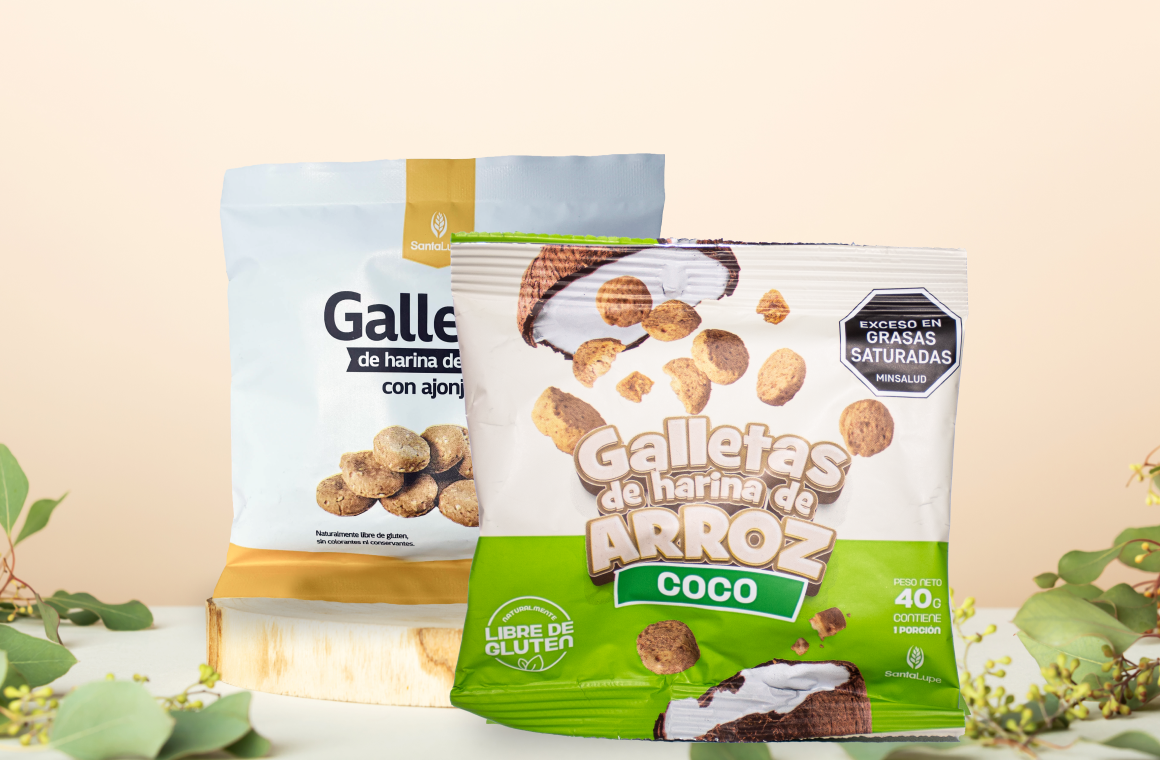 Dos bolsas de galletas están colocadas una encima de la otra sobre una mesa.