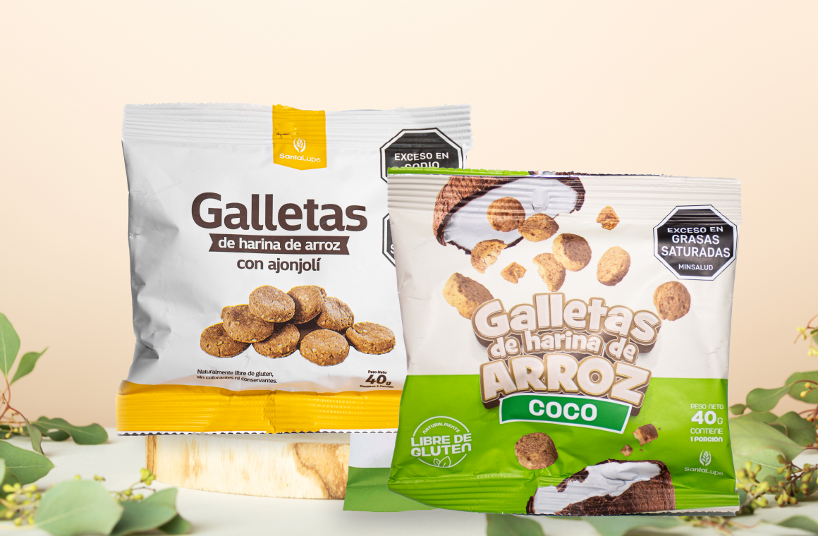 Dos bolsas de galletas están colocadas una encima de la otra sobre una mesa.
