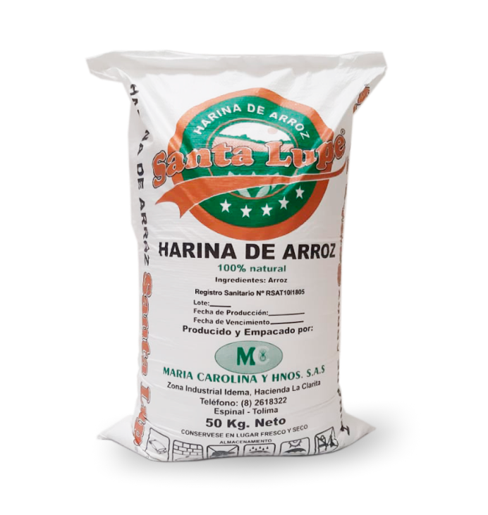Una bolsa de harina de arroz reposa sobre una superficie blanca.