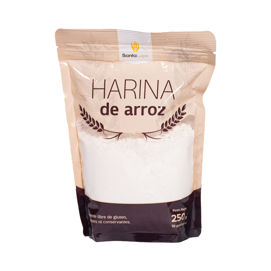 Una bolsa de harina de arroz sobre un fondo blanco.