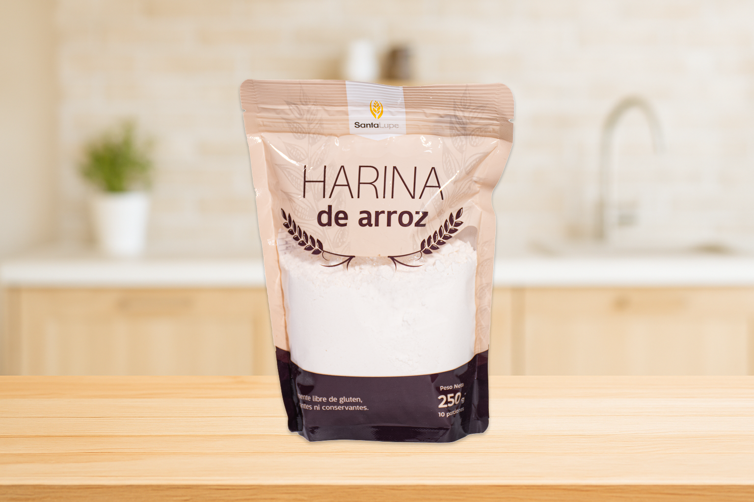 Dos bolsas de sémola de arroz están sobre una mesa.