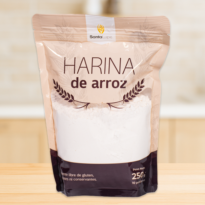 Una bolsa de harina de arroz está sobre una mesa de madera.