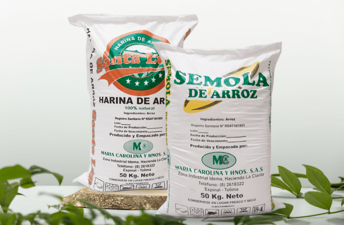 Dos bolsas de sémola de arroz están sobre una mesa.