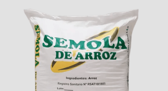 Una bolsa blanca que dice sémola de arroz.