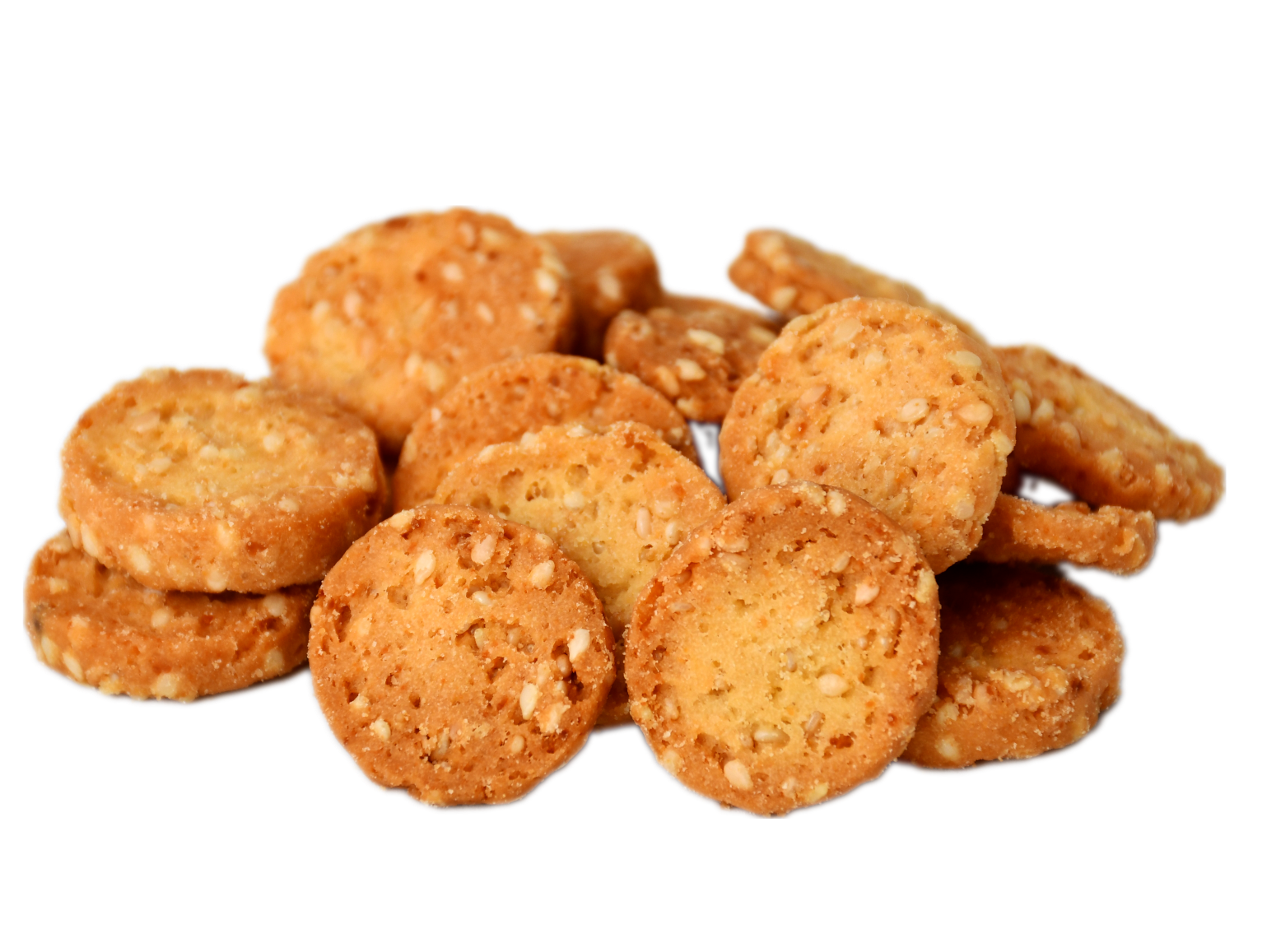 Un montón de galletas de semillas de sésamo sobre un fondo blanco.