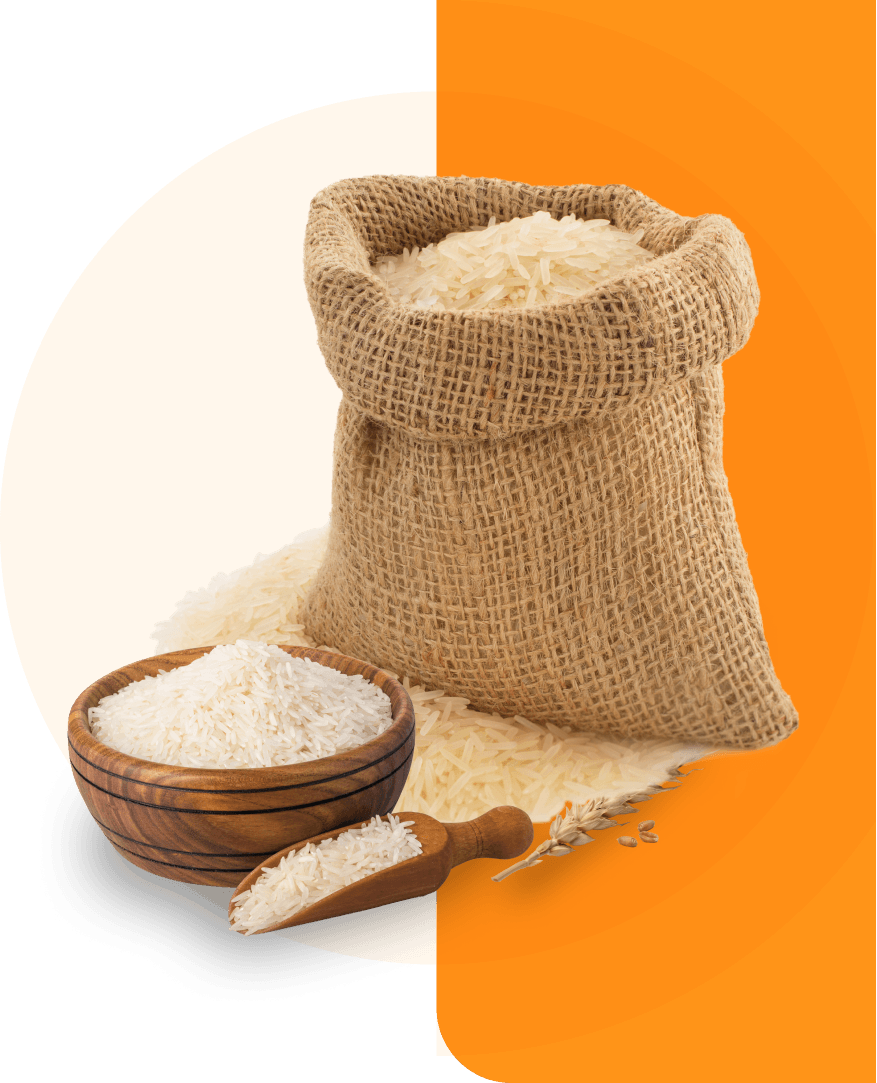 Una bolsa de arroz está al lado de un tazón de arroz y una cuchara de madera.