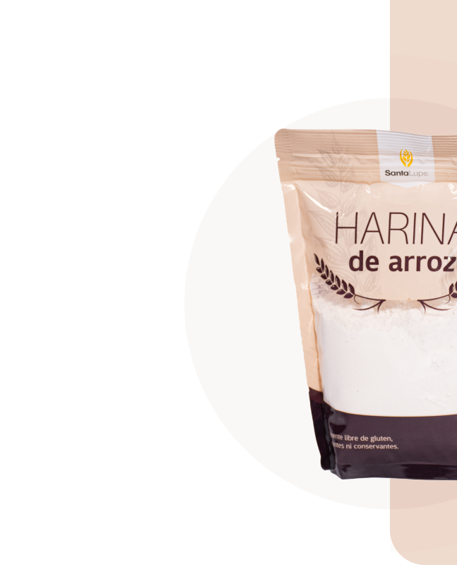 Una bolsa de harina de arroz está sobre una mesa.