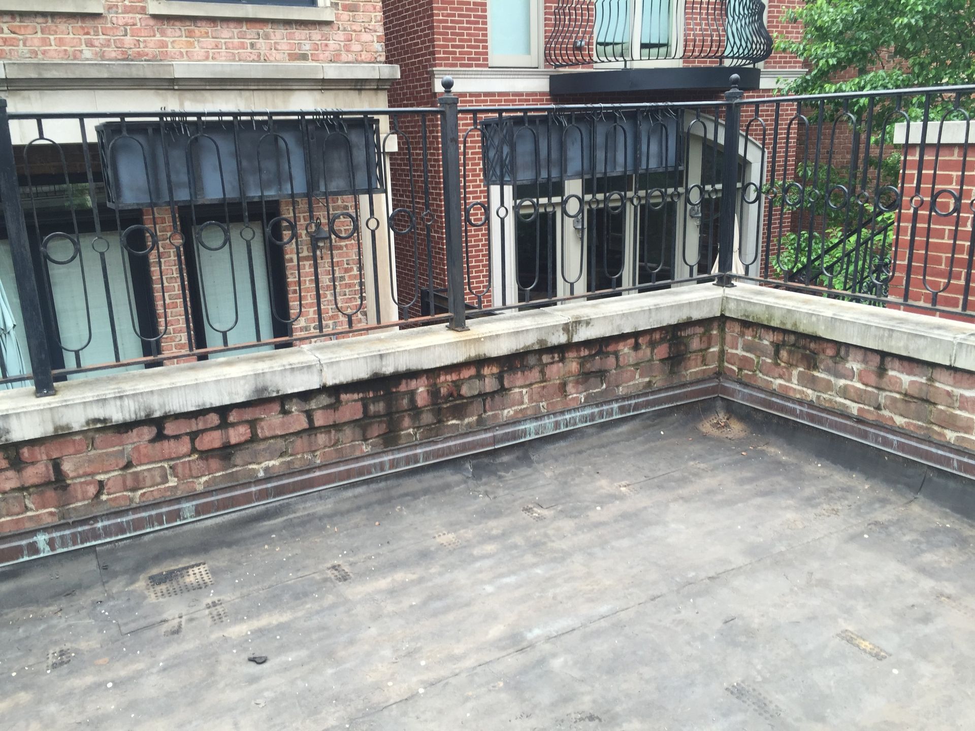 Wet parapet walls with iron railing