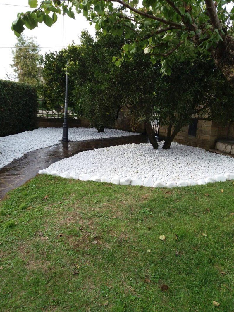giardino con vialetto e sassolini bianchi
