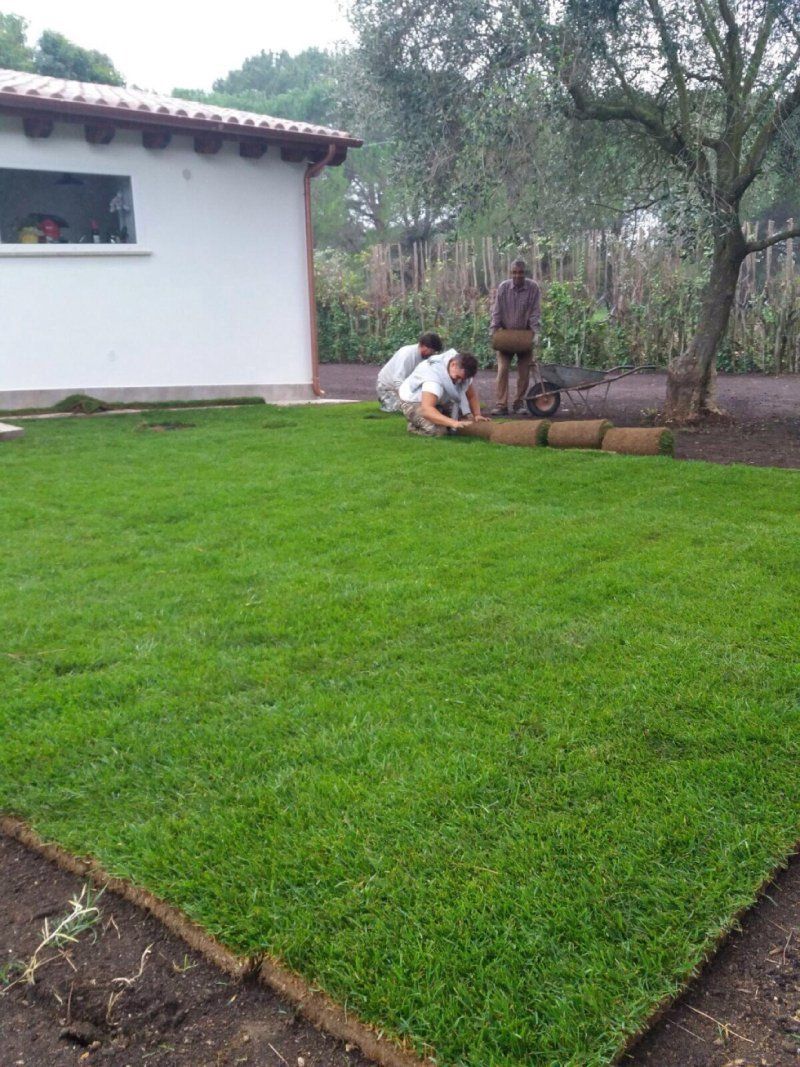 due giardinieri durante lavori di giardinaggio