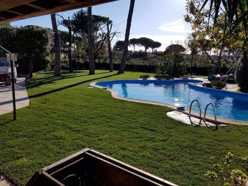 piscina all'aperto in un giardino