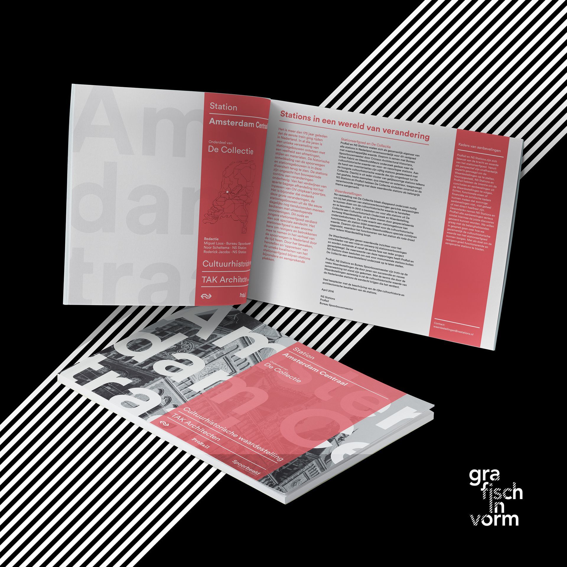 Drie open boeken met rood-witte pagina's, op een gestreepte zwart-witte achtergrond.