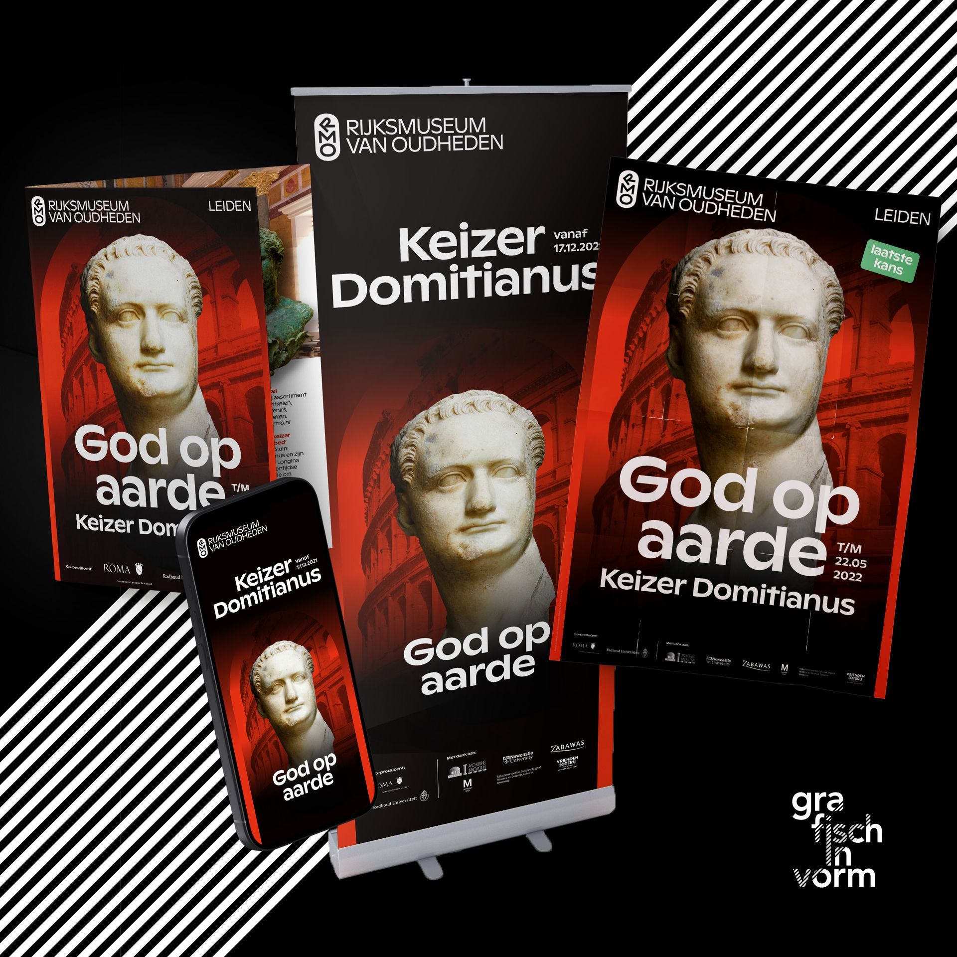 Promotiemateriaal voor een tentoonstelling over keizer Domitianus: posters, spandoek en telefoondisplay. Rood-wit thema.
