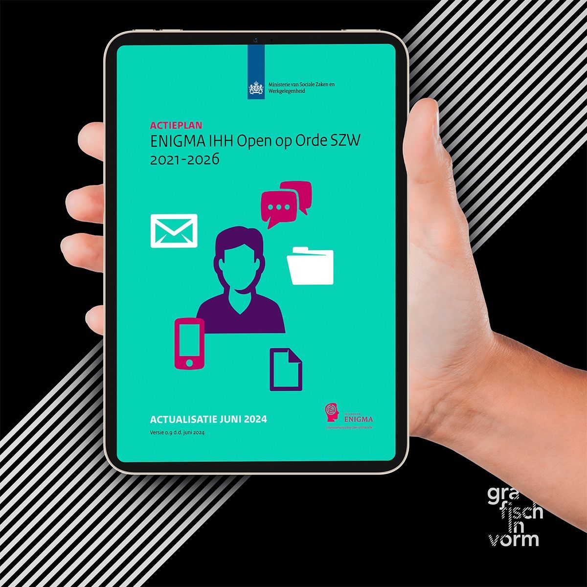 Hand met een tablet waarop een document over ENISMAHF Op Op OnderSZW staat, met pictogrammen.