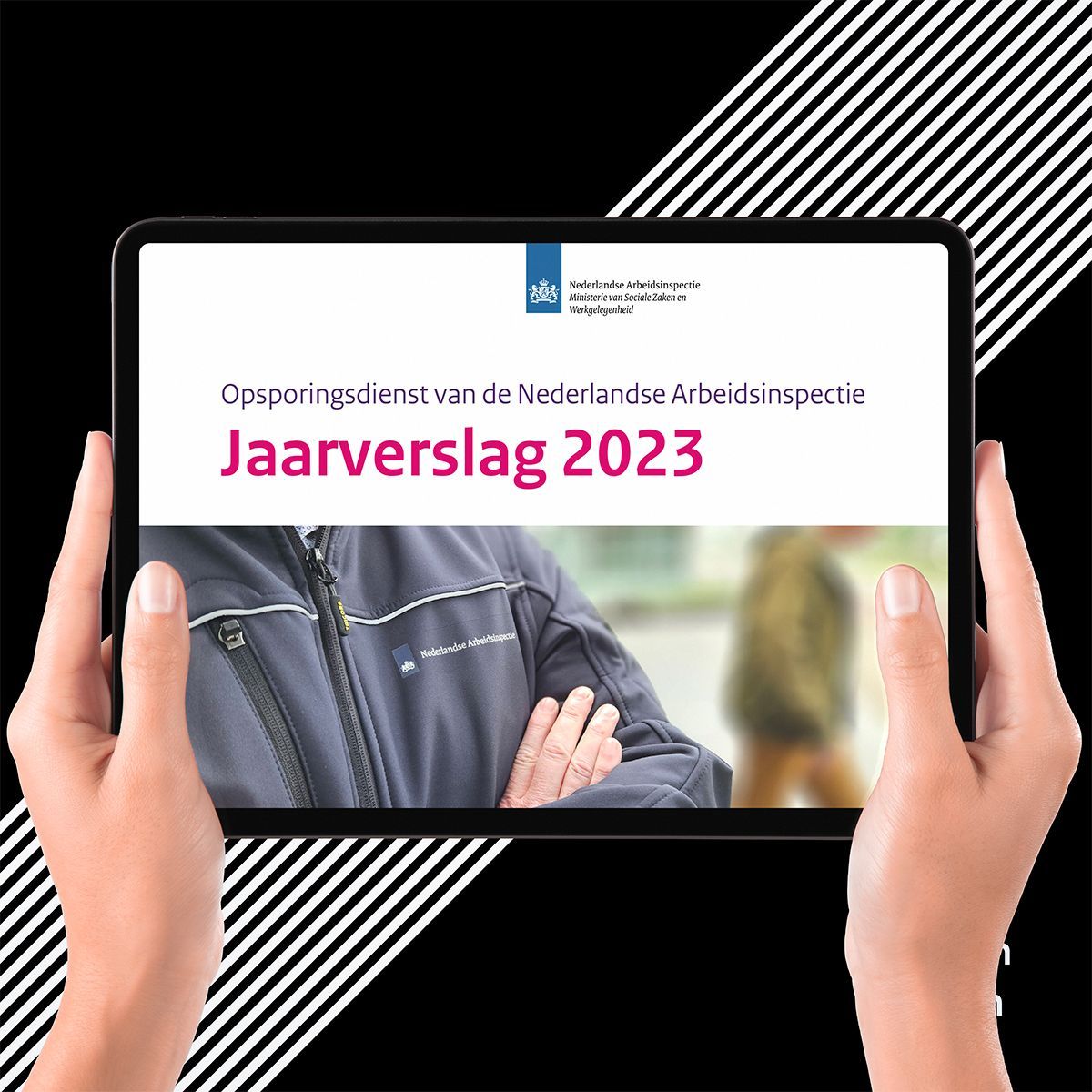 Handen houden een tablet vast met daarop de cover van het jaarverslag 2023 van de Nederlandse Arbeidsinspectie.