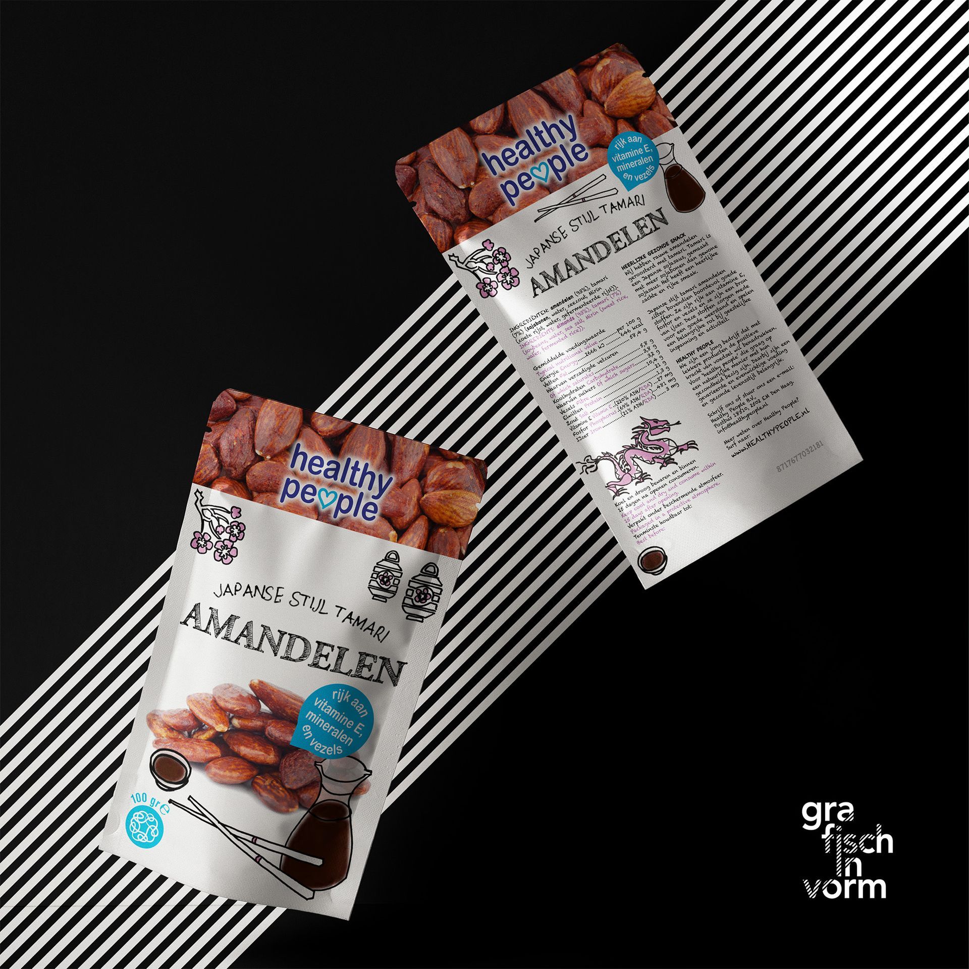 Twee zakjes amandelsnacks van