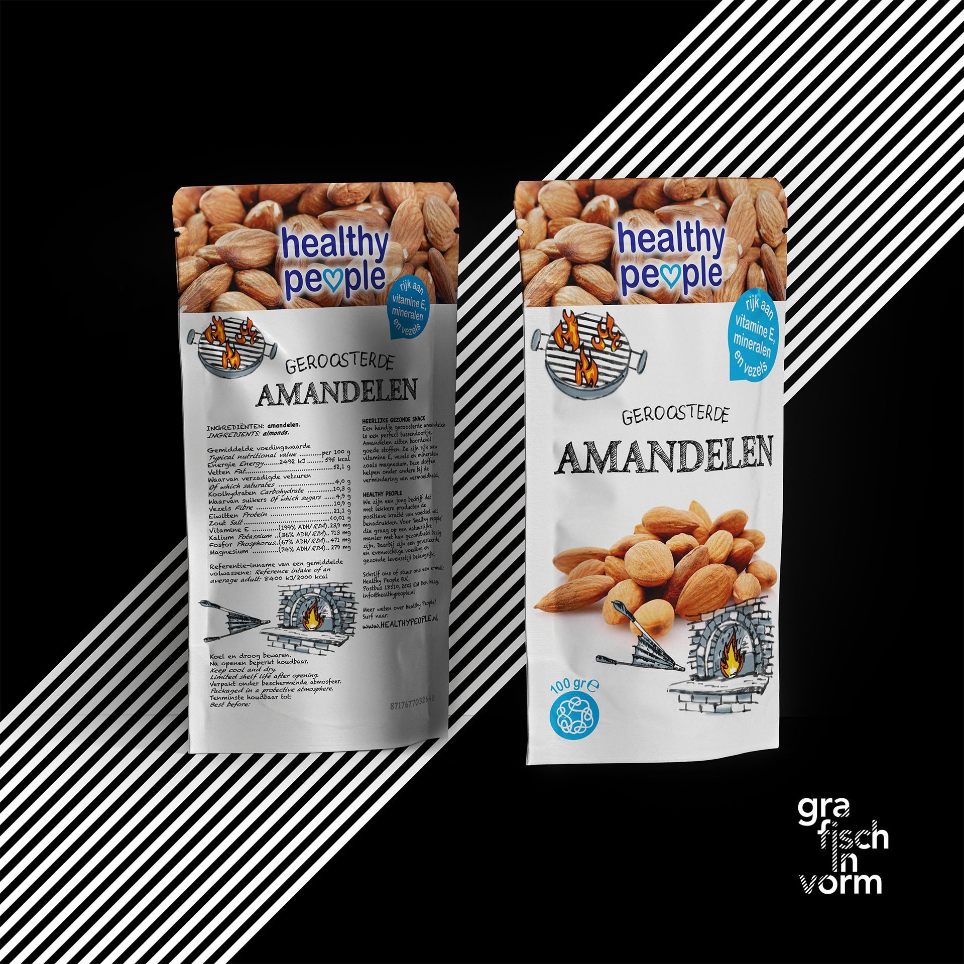 Twee verpakkingen van amandelsnacks; één opengevouwen, de ander gesloten, op een diagonaal zwart-wit gestreepte achtergrond.