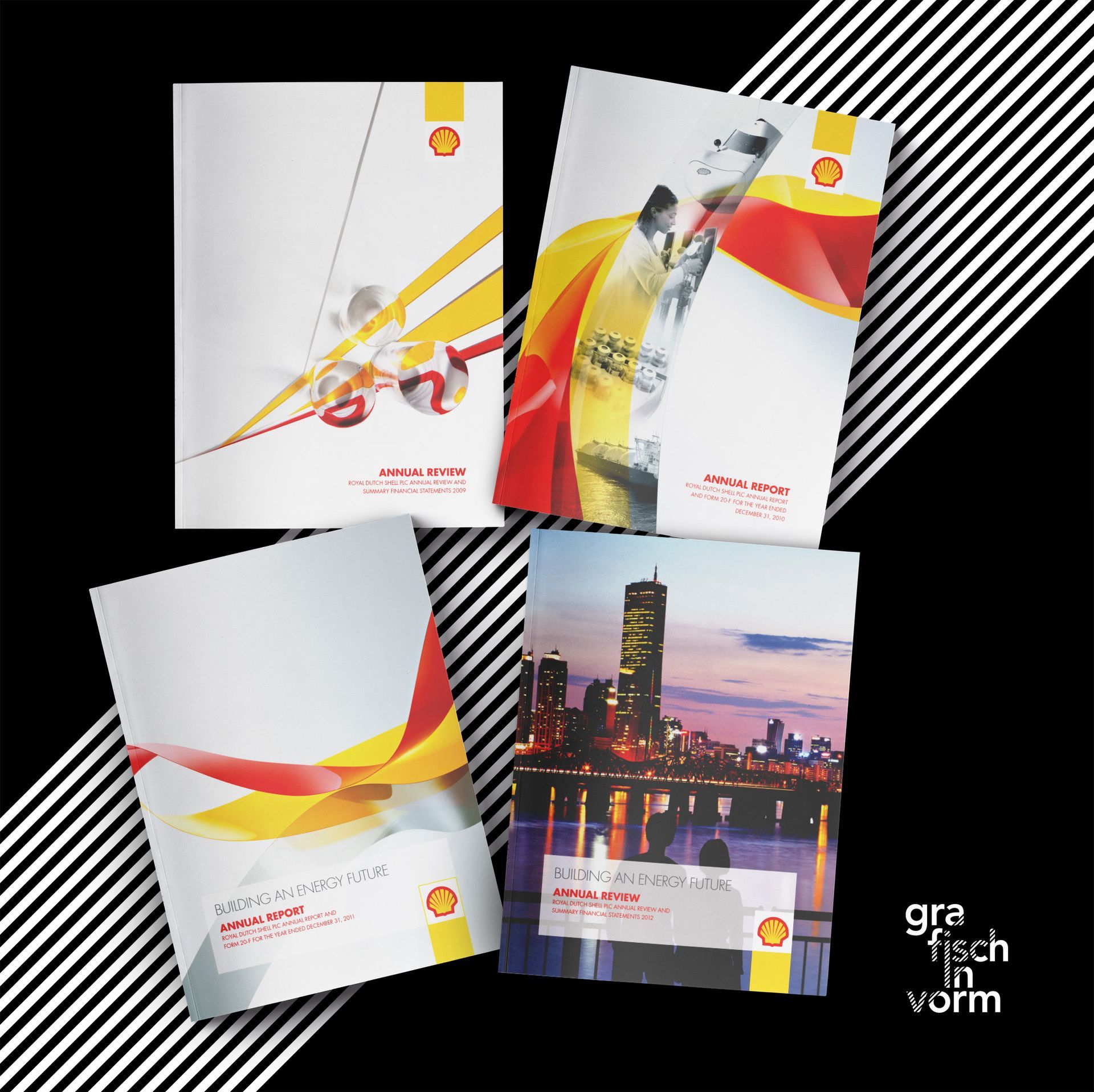 Vier Shell-brochures met het bedrijfslogo; verschillende stadsgezichten en abstracte ontwerpen op de omslag in de kleuren rood, geel en wit.