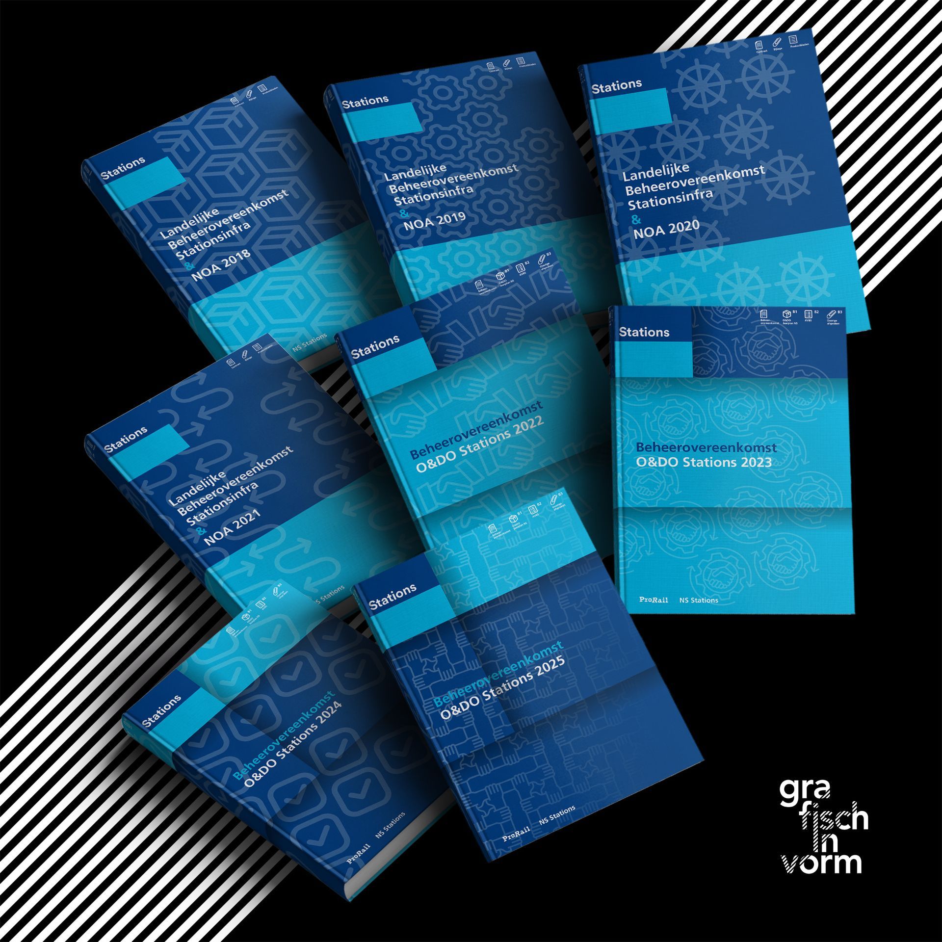 Boeken met blauwe omslagen en witte lijnpatronen, gerangschikt op een zwarte achtergrond.