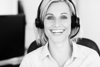zwart wit afbeelding van een lachende dame met koptelefoon