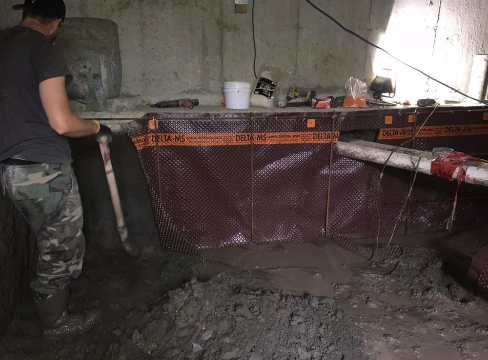 Un homme se tient debout dans la terre dans un sous-sol.