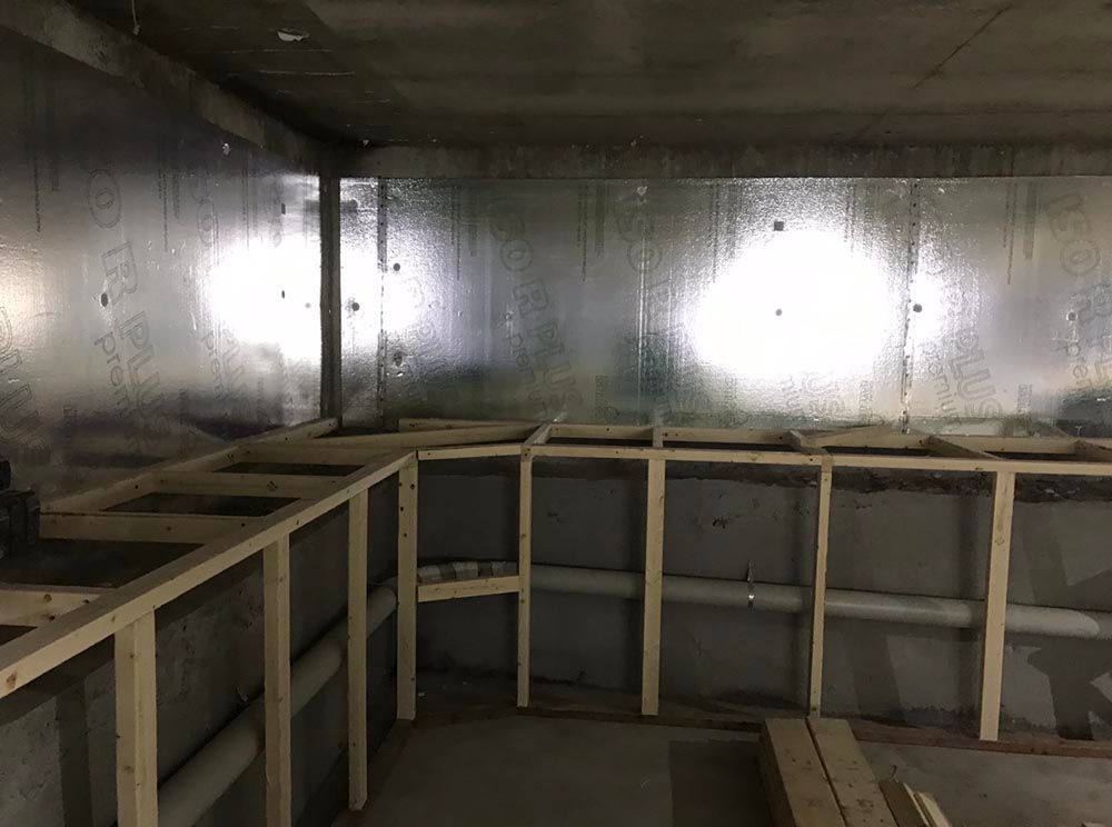 Une pièce avec une ossature en bois et un mur en métal.