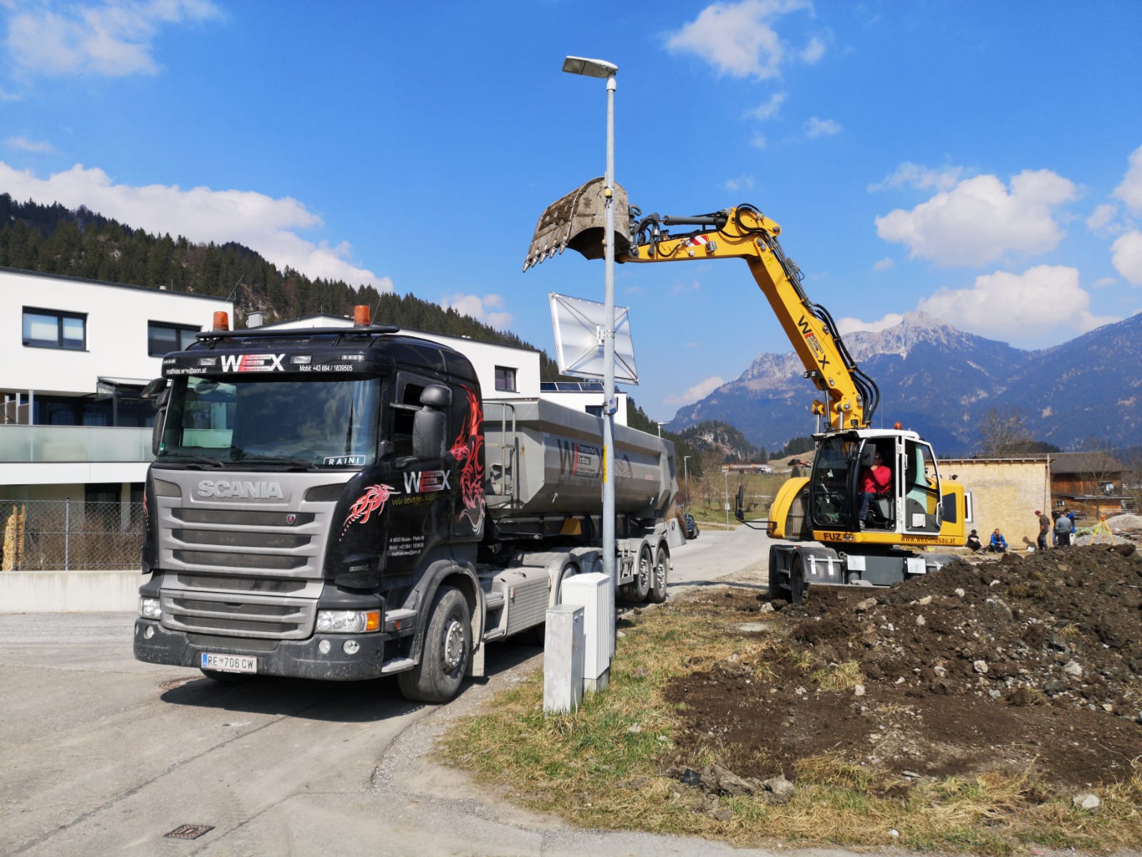 Transportfahrzeuge und Bagger für Erdbau