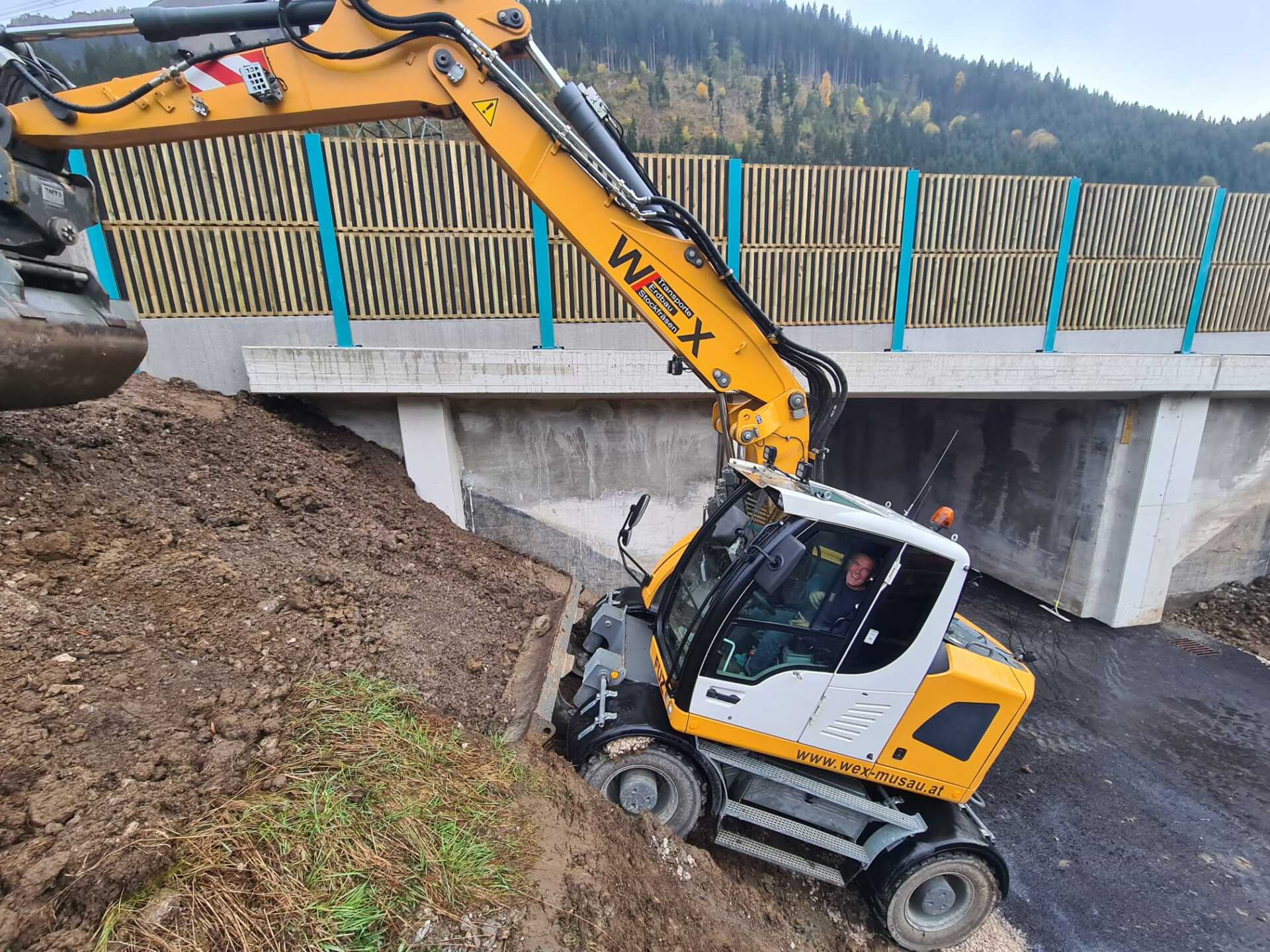 Bagger - Erdarbeiten bei Straße