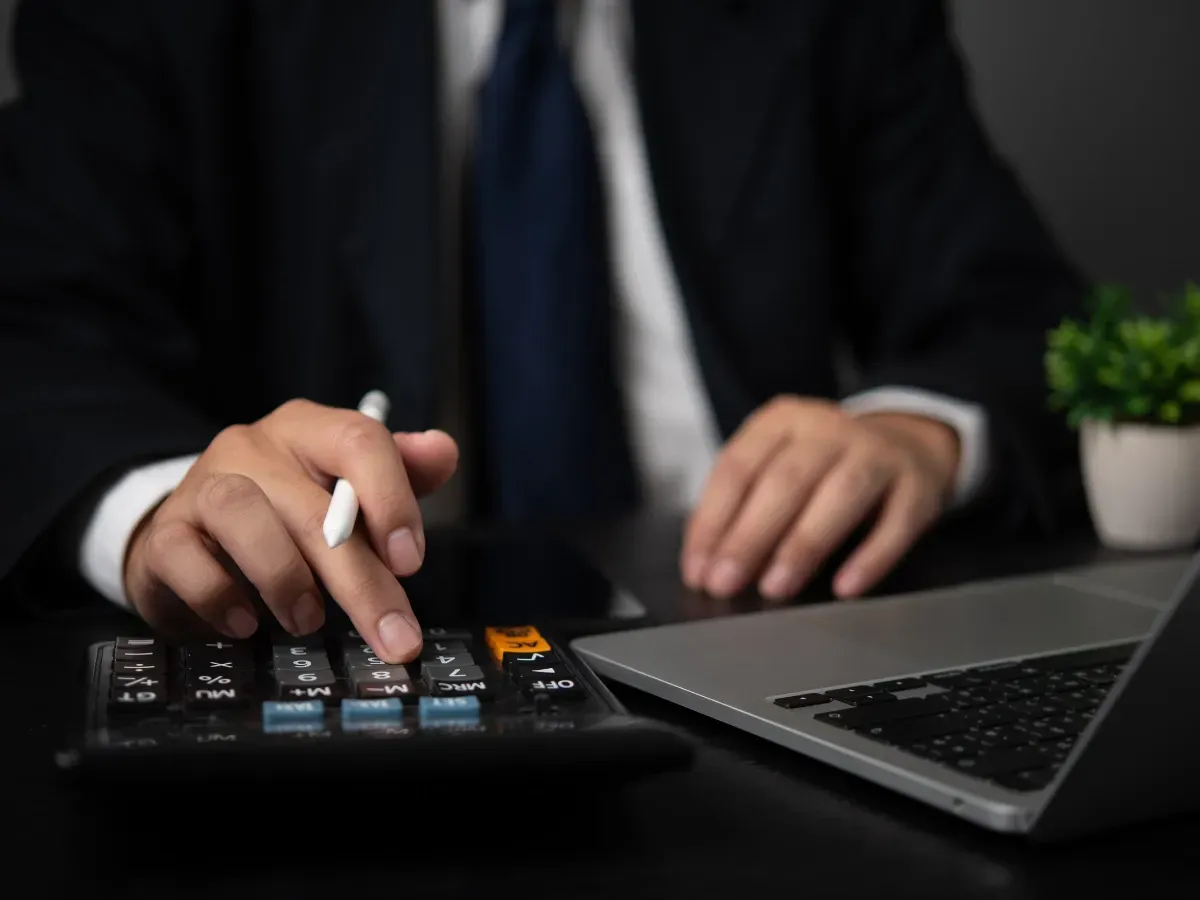 an expert providing payroll management solutions to an insurance agency