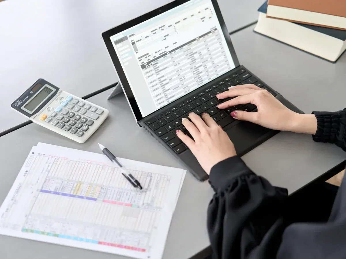 an insurance accountant using an applied epic agency management system on her laptop