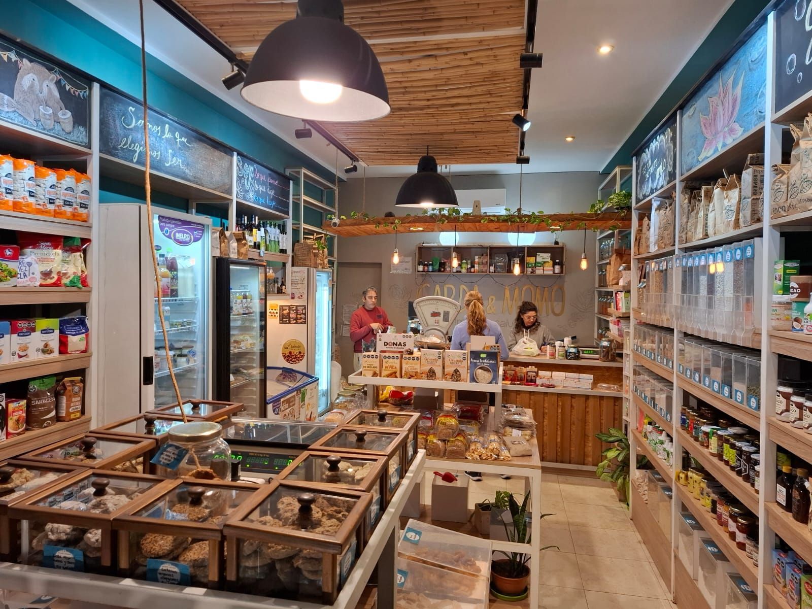 Estante con leche de almendras, leche de avena y tarros de mantequilla de cacahuete y otras mantequillas de frutos secos.