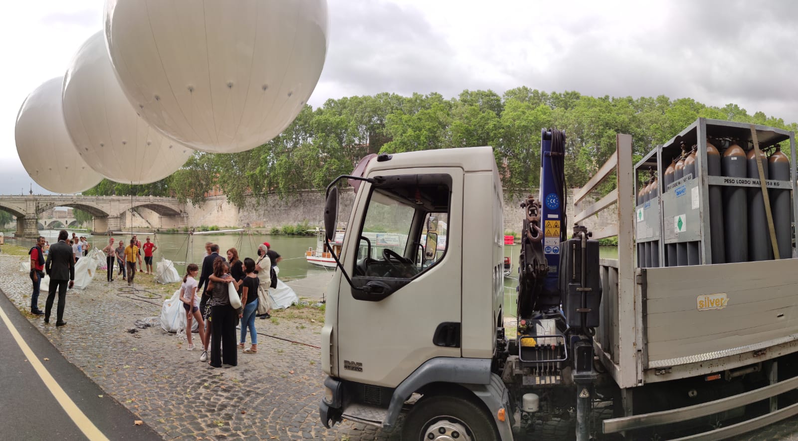 Installazione palloni opera Olivier Grossetête