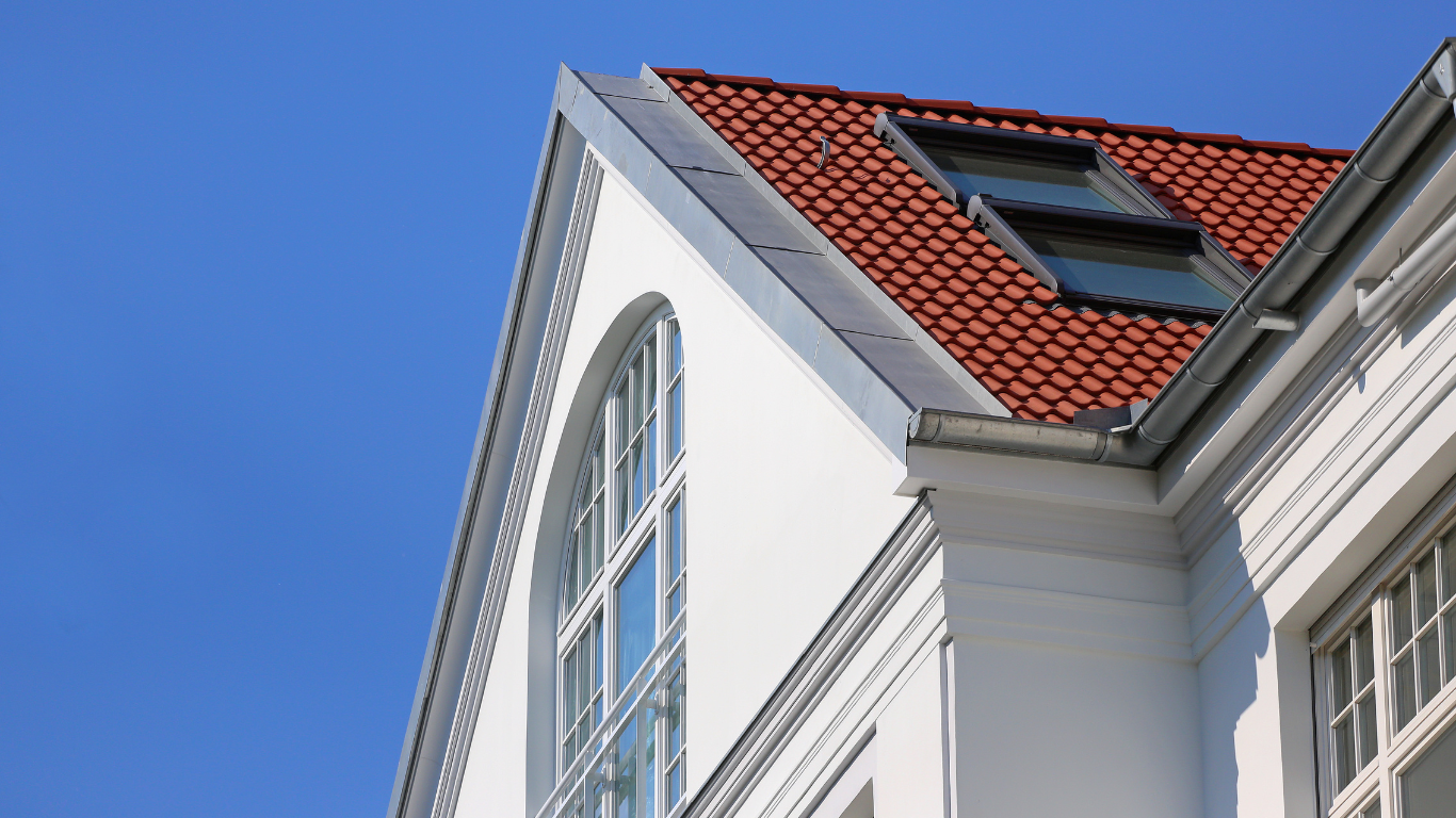 Relaxing house with glass walls