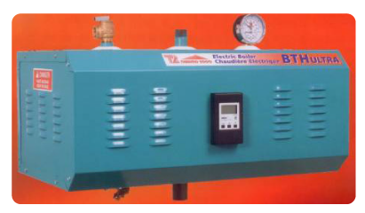 Chaudière électrique bleue avec manomètres et panneau de commande ; environnement industriel.