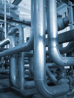 Tuyaux et conduits métalliques dans un environnement industriel, aux formes courbes et à la teinte bleu froid.