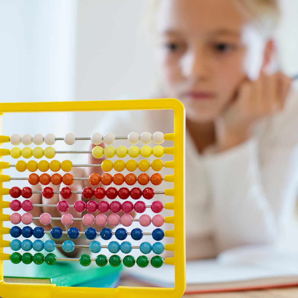 Jongen_met_telraam_dyscalculie