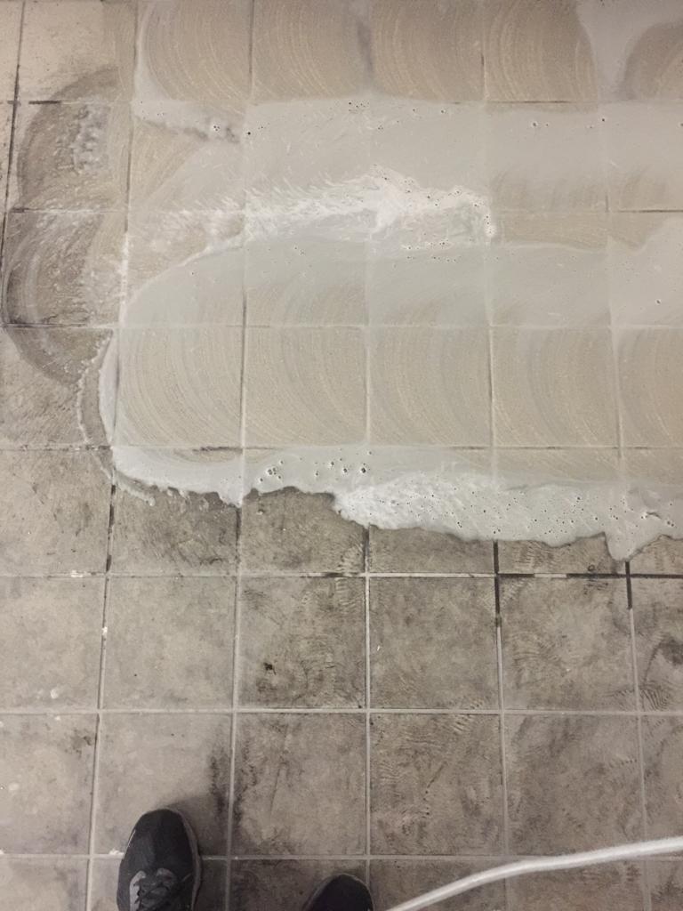 pulizia professionale di pavimentazione in ceramica