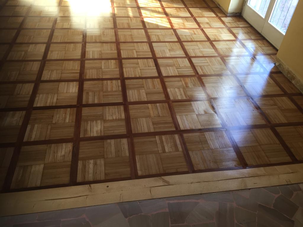 pulizia di pavimento in legno