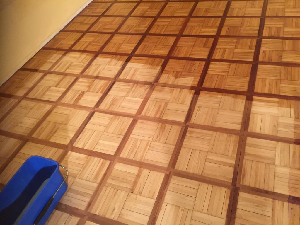 pulizia professionale di pavimento in legno