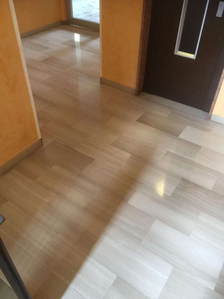 Pavimento di marmo lucido