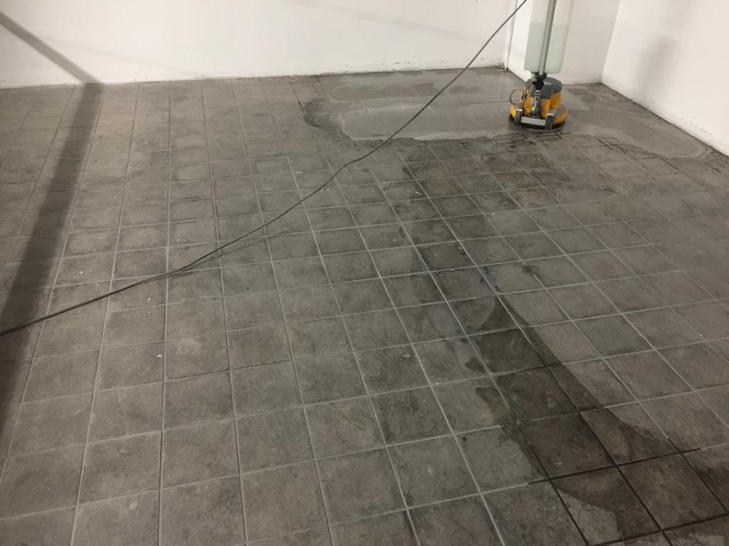 pulizia di pavimento con attrezzatura professionale
