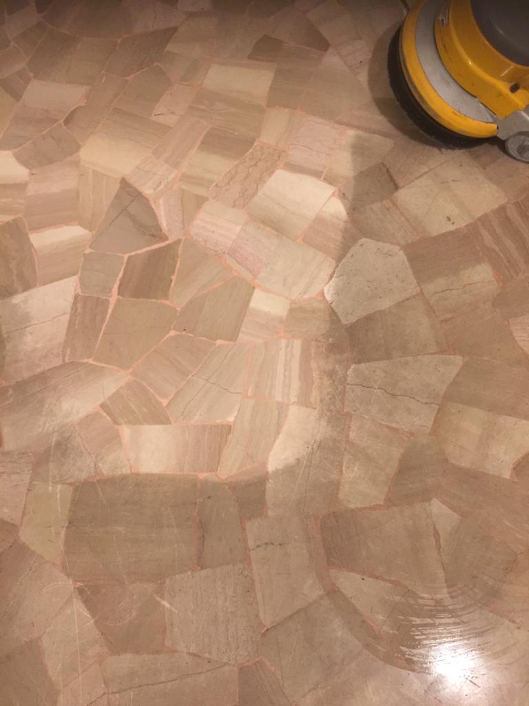 pulizia professionale di pavimento di marmo