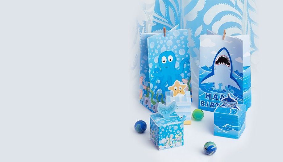 Un grupo de bolsas y cajas azules con criaturas marinas en ellas.