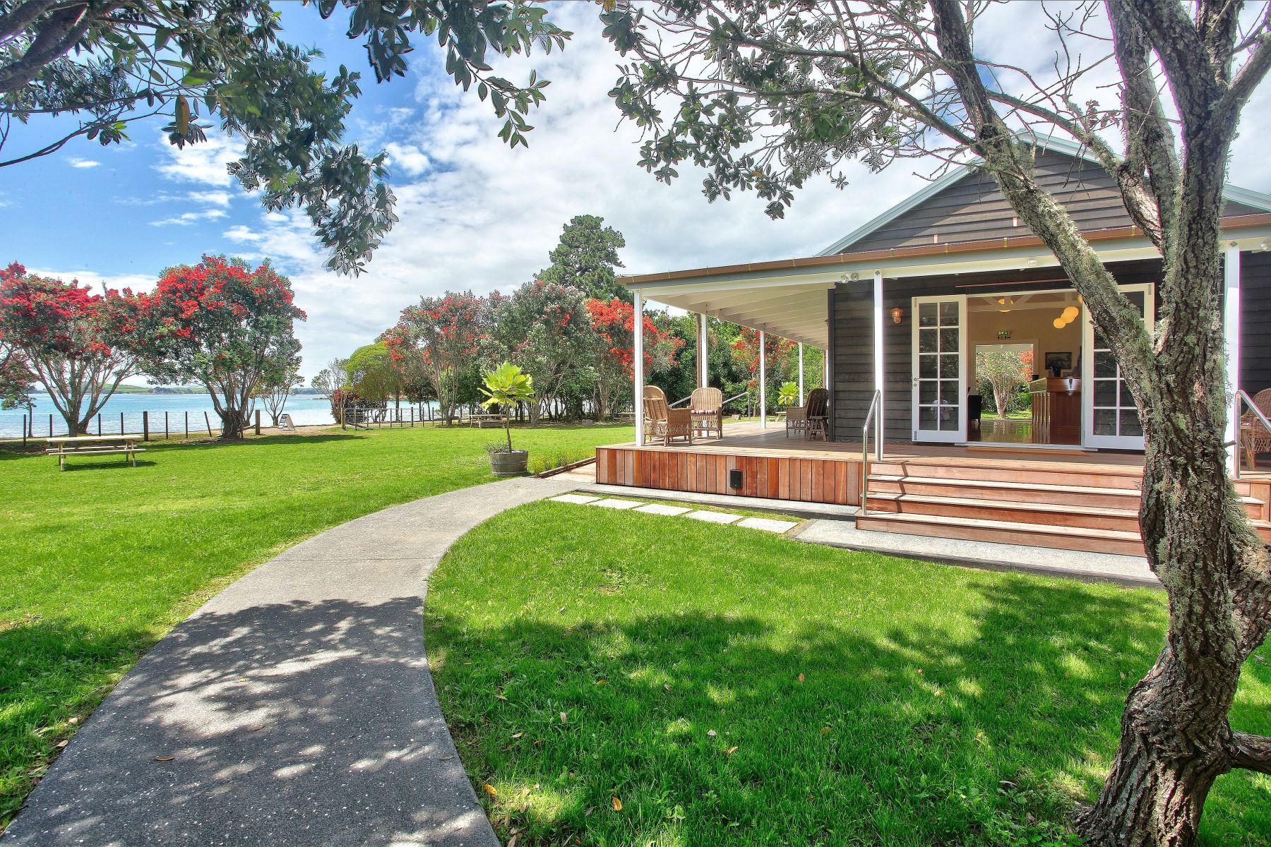 Man O War tasting room and front lawn leading to Man O War bay