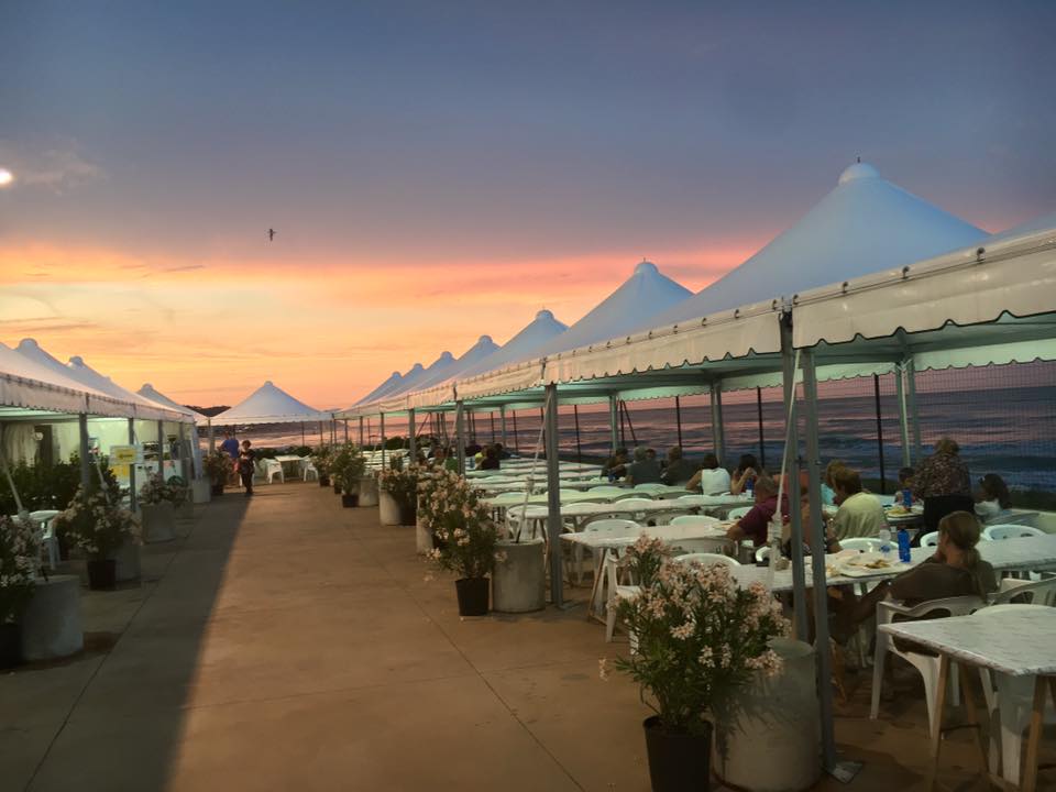 ristorante con specialità di pesce in riva al mare